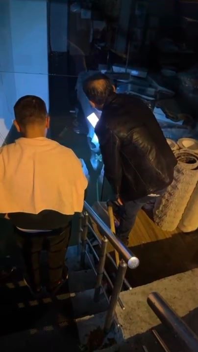 beyoglunda saganak sonrasi hali dukkanini su basti 0 yv2i24u9