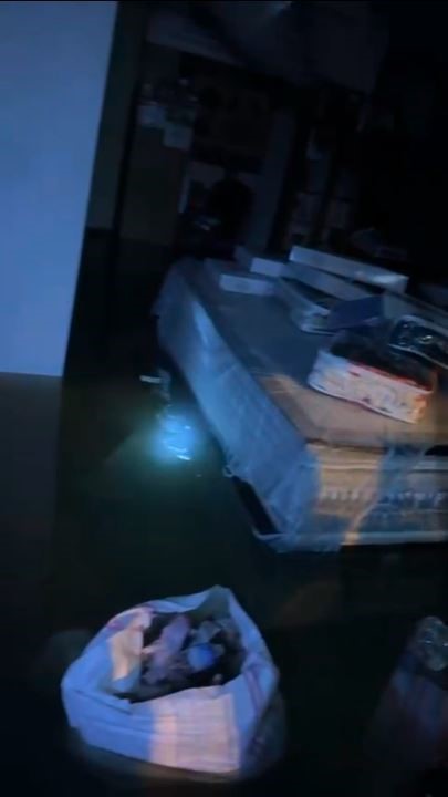 beyoglunda saganak sonrasi hali dukkanini su basti 1 kqqrCzmV