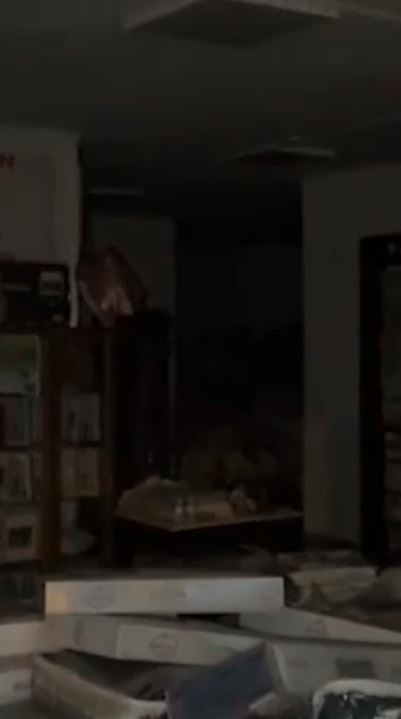 beyoglunda saganak sonrasi hali dukkanini su basti 2 gkHWMEbh
