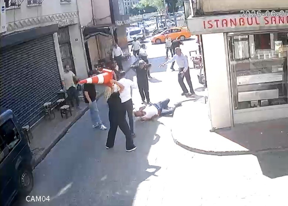beyoglunda sarkintilik iddiasi kanli bitti tekme tokat ve dubayla dovulen sahis bicaklandi 0 CcfUjze5