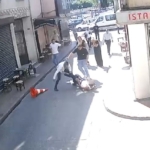 beyoglunda-sarkintilik-iddiasi-kanli-bitti-tekme-tokat-ve-dubayla-dovulen-sahis-bicaklandi-ZSIgvfGl.jpg