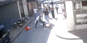 beyoglunda-sarkintilik-iddiasi-kanli-bitti-tekme-tokat-ve-dubayla-dovulen-sahis-bicaklandi-ZSIgvfGl.jpg