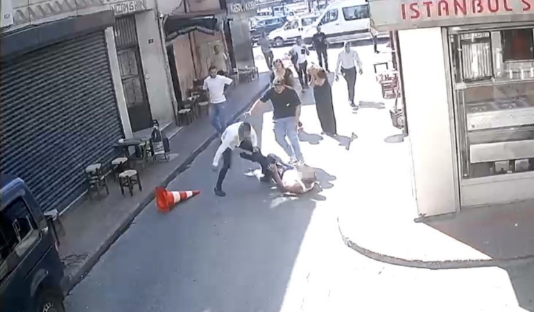 beyoglunda-sarkintilik-iddiasi-kanli-bitti-tekme-tokat-ve-dubayla-dovulen-sahis-bicaklandi-ZSIgvfGl.jpg