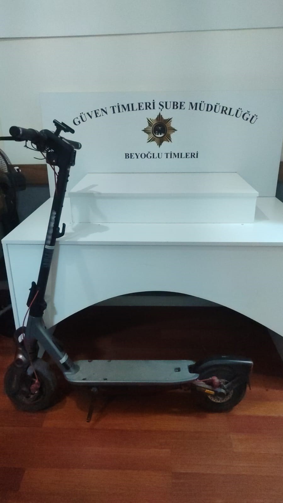 beyoglunda scooter hirsizligi kamerada 2 gozalti 0 26F1Zw2Y