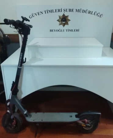 beyoglunda-scooter-hirsizligi-kamerada-2-gozalti-vuOln7R2.jpg