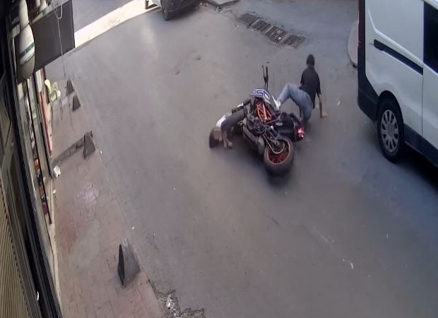 beyoglunda-scooter-kullanan-4-yasindaki-cocuga-motosiklet-carpti-4aqpeCr3.jpg