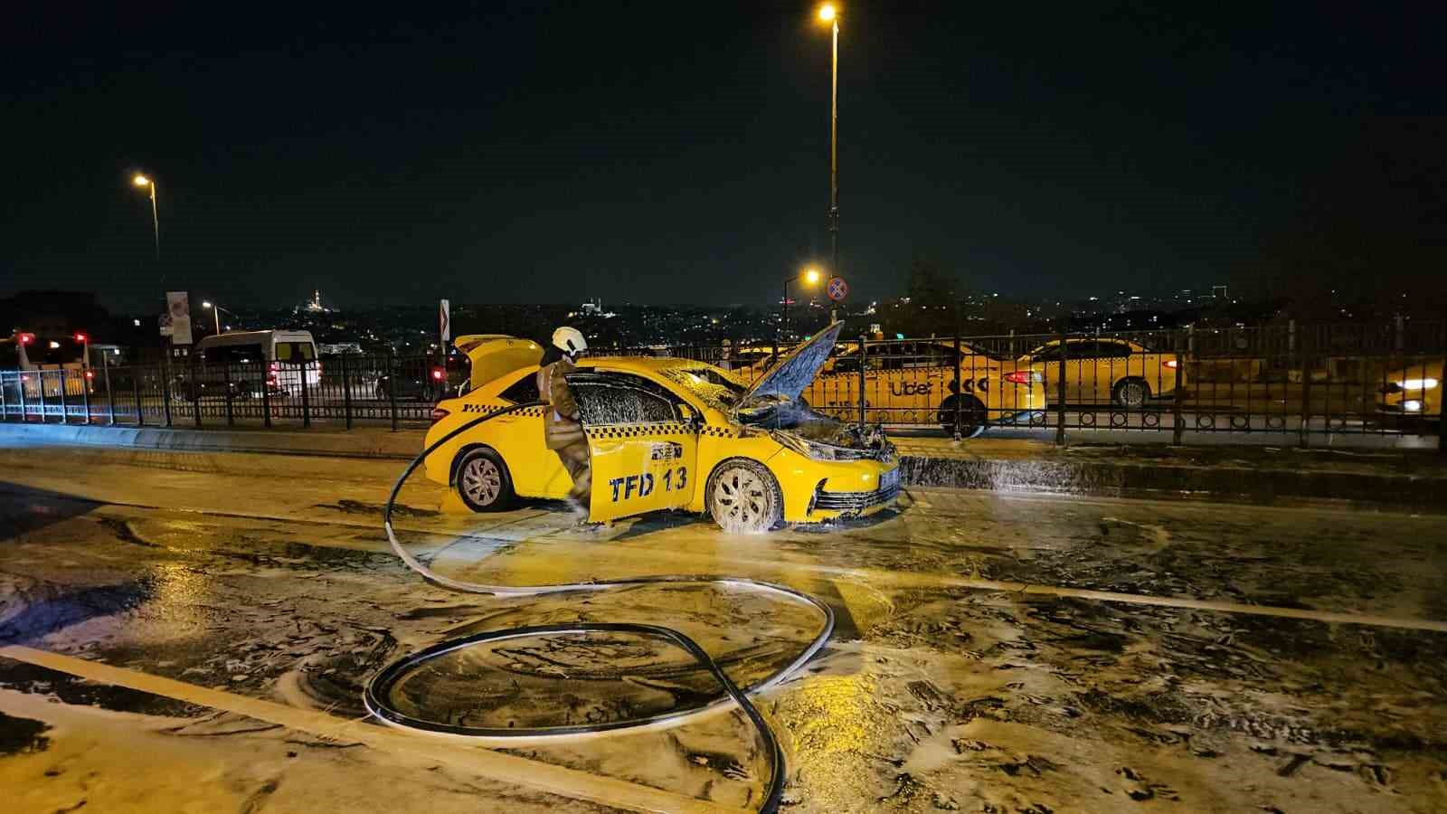 beyoglunda seyir halindeki ticari taksi alev alev yandi 1