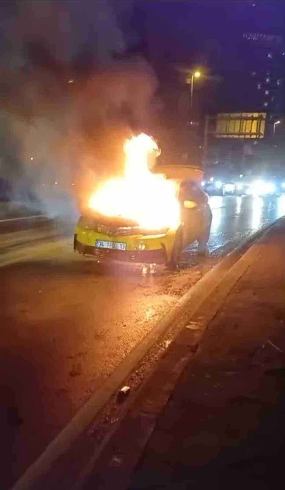 beyoglunda seyir halindeki ticari taksi alev alev yandi 10 Q1wpqA3a