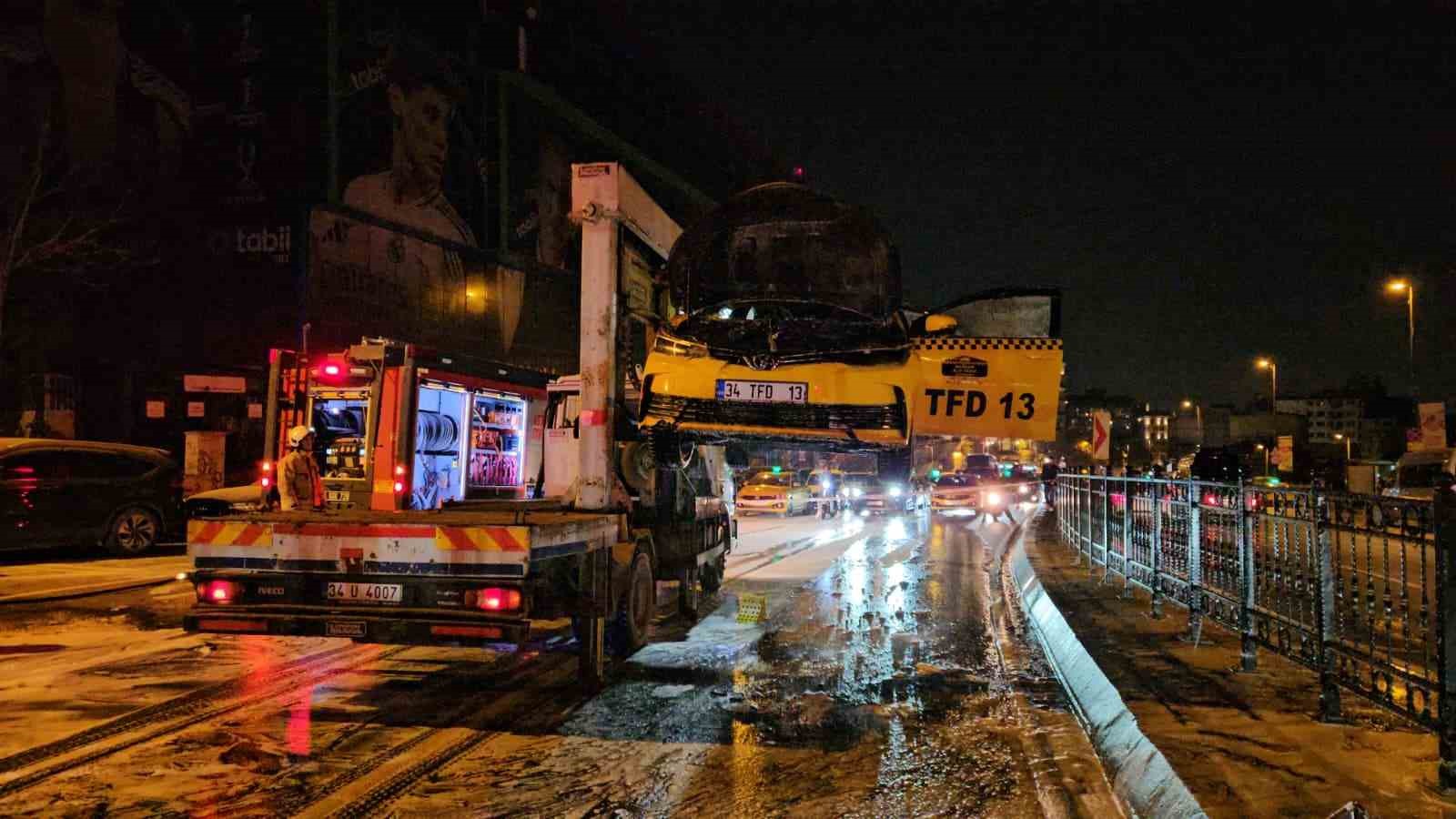 beyoglunda seyir halindeki ticari taksi alev alev yandi 2 O7FTPFFs