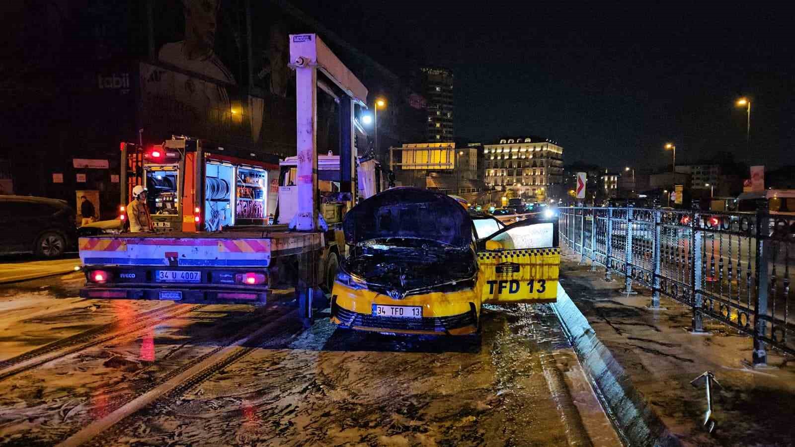 beyoglunda seyir halindeki ticari taksi alev alev yandi 4 l1tY9PkR