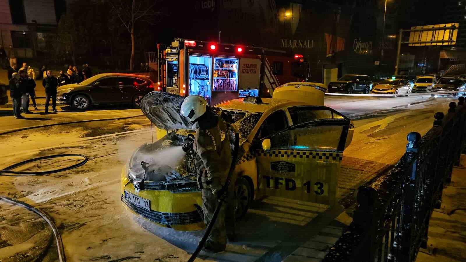 beyoglunda seyir halindeki ticari taksi alev alev yandi 6 LsdFBBSb