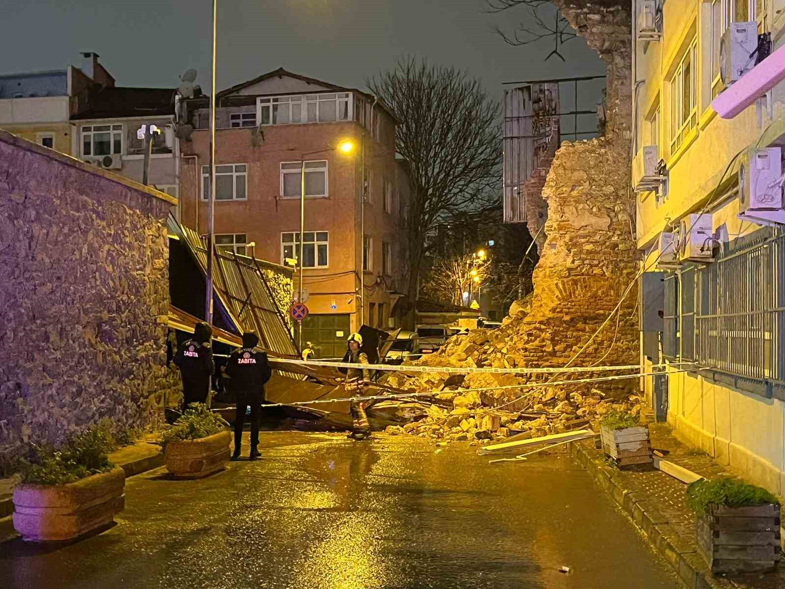 Beyoğlu’nda tarihi metruk binanın duvarı böyle yıkıldı 4 beyoglunda tarihi metruk binanin duvari boyle yikildi 0 rIssvvyG