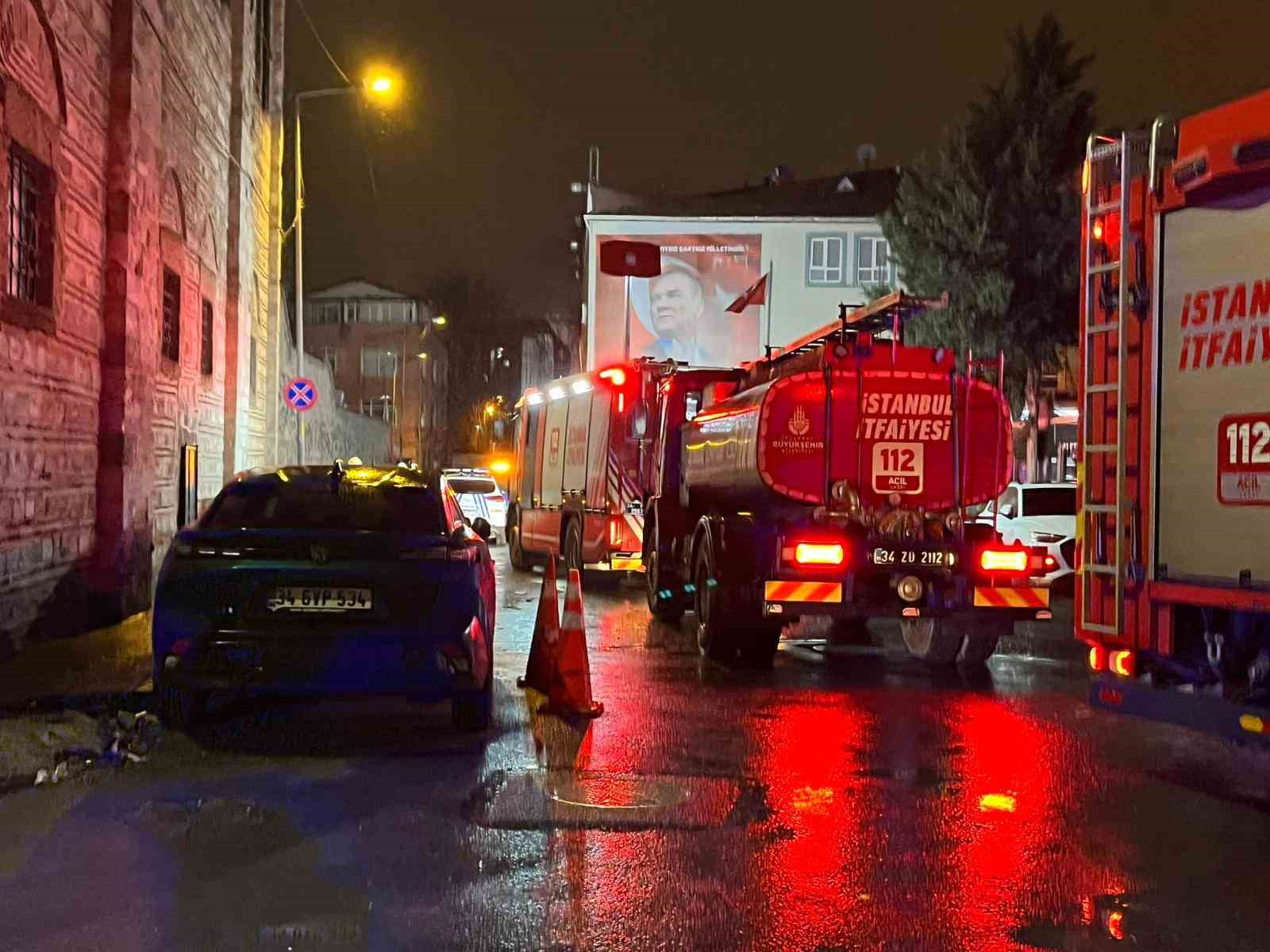 Beyoğlu’nda tarihi metruk binanın duvarı böyle yıkıldı 5 beyoglunda tarihi metruk binanin duvari boyle yikildi 1 XtdEqKKF