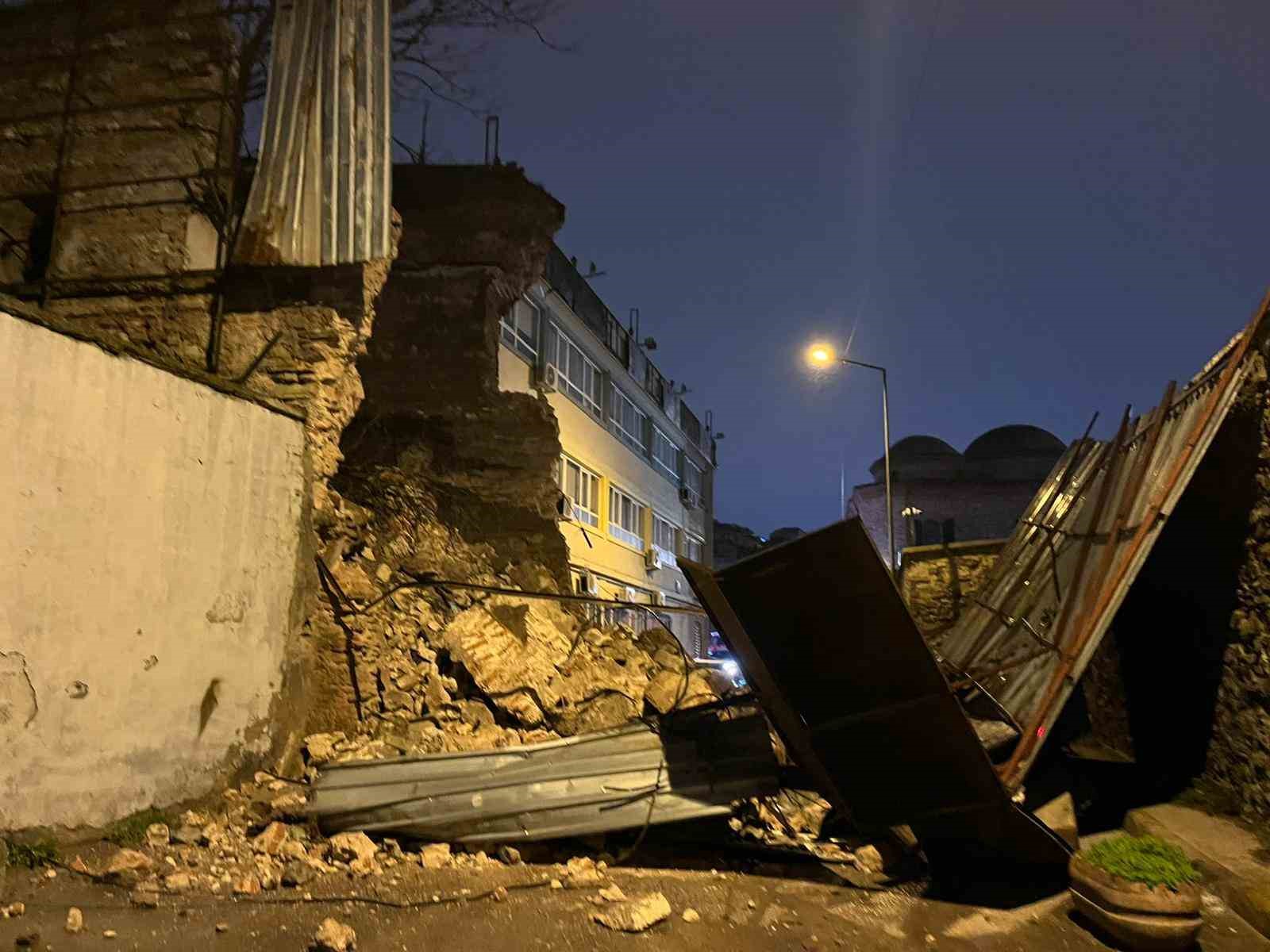 Beyoğlu’nda tarihi metruk binanın duvarı böyle yıkıldı 6 beyoglunda tarihi metruk binanin duvari boyle yikildi 2