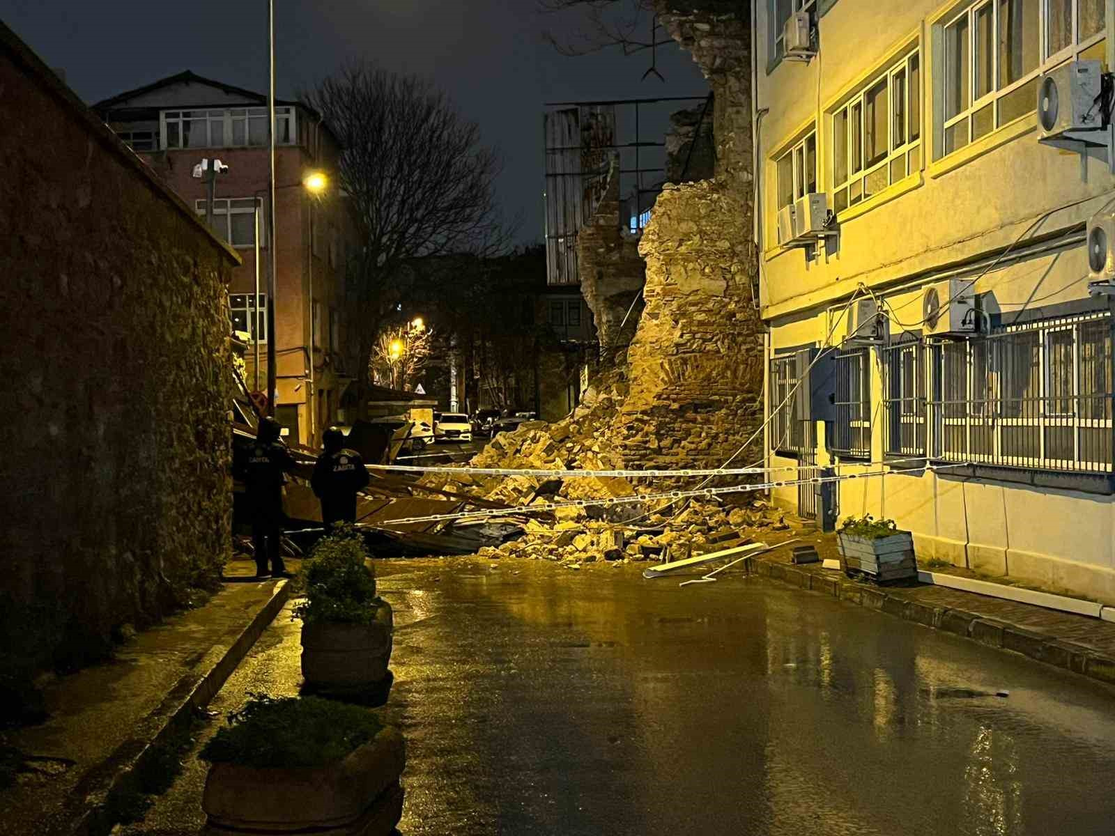 Beyoğlu’nda tarihi metruk binanın duvarı böyle yıkıldı 7 beyoglunda tarihi metruk binanin duvari boyle yikildi 3