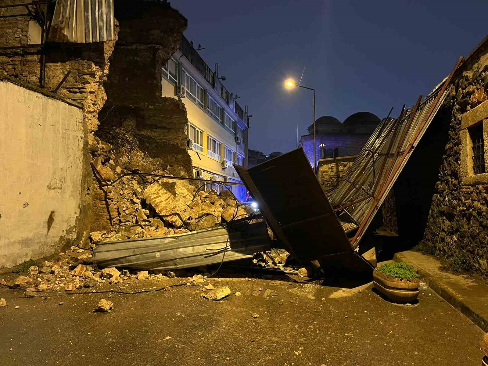 Beyoğlu’nda tarihi metruk binanın duvarı böyle yıkıldı 9 beyoglunda tarihi metruk binanin duvari boyle yikildi 5 5bHMU6CF
