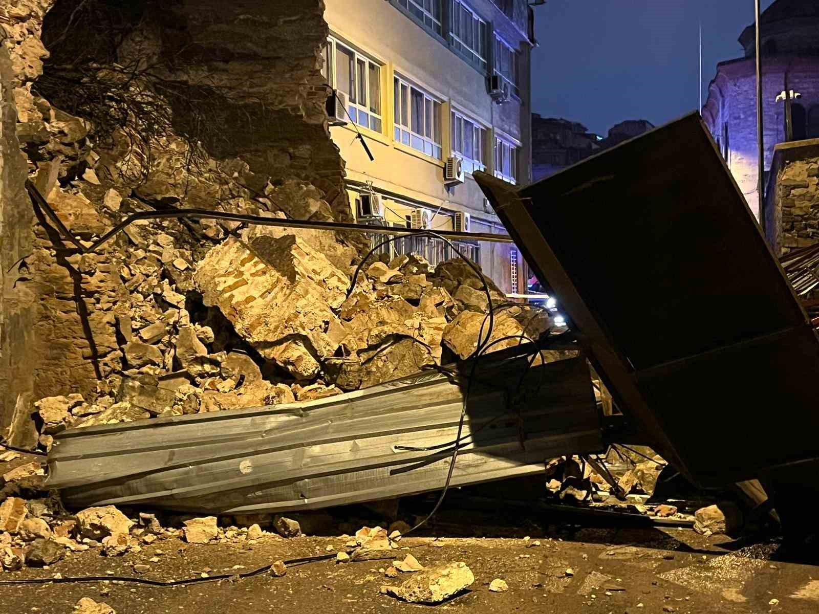 Beyoğlu’nda tarihi metruk binanın duvarı böyle yıkıldı 10 beyoglunda tarihi metruk binanin duvari boyle yikildi 6 bcRwqQhV