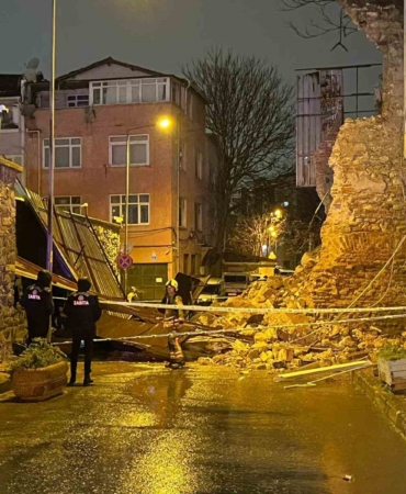 beyoglunda-tarihi-metruk-binanin-duvari-boyle-yikildi-a7uYyxsS.jpg