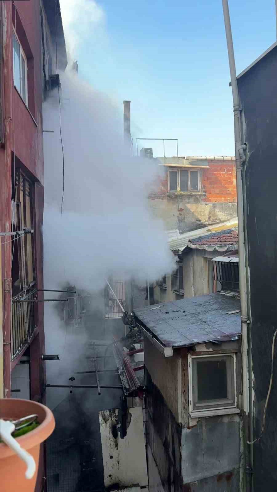 beyoglunda yanginda mahsur kalan 2 kisi itfaiye ekiplerince kurtarildi 0 Cg9HfLLD