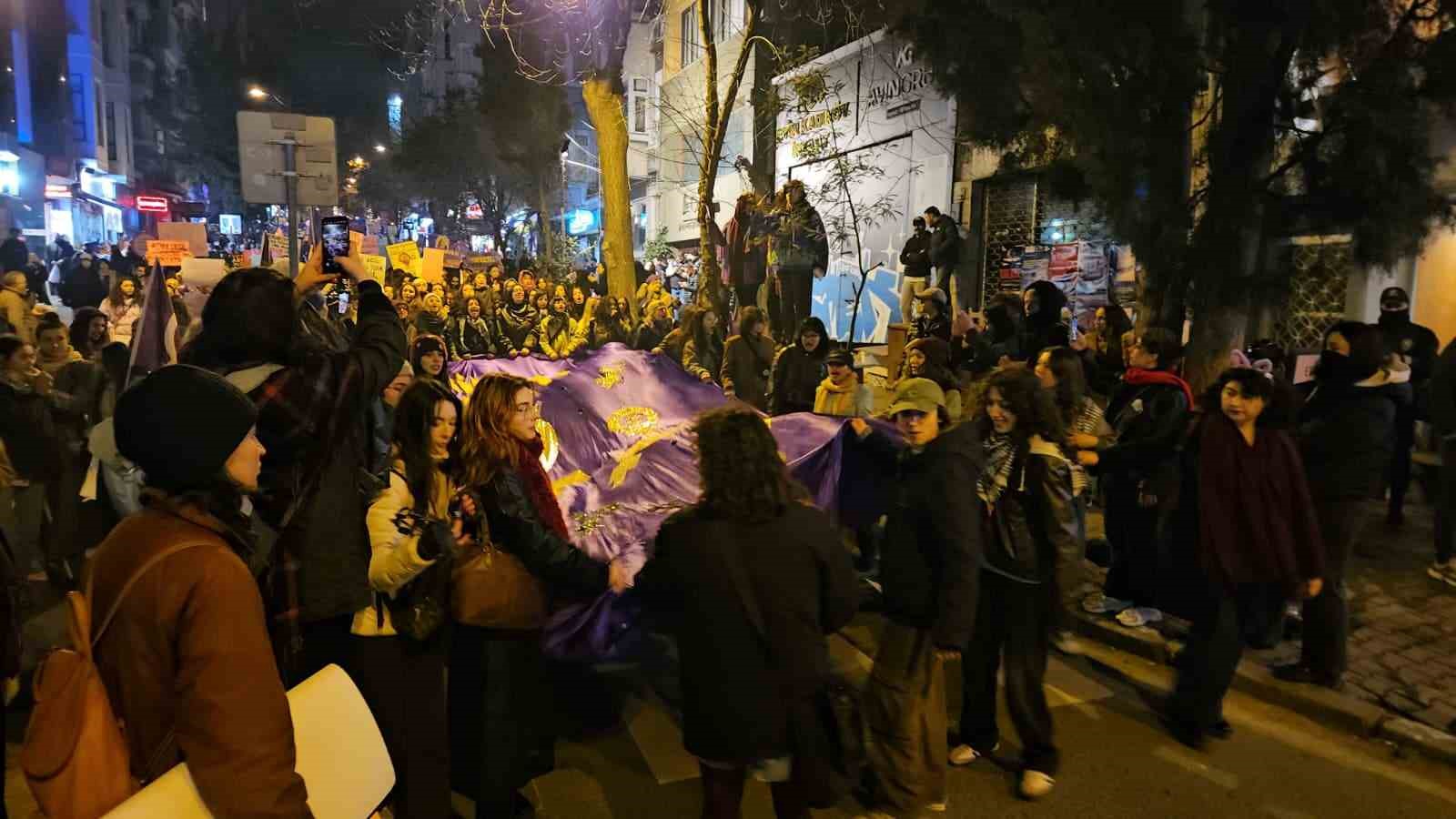 beyoglunda yasak dinlemeyen 5 gosterici gozaltina alindi 0 gYu9JRyR