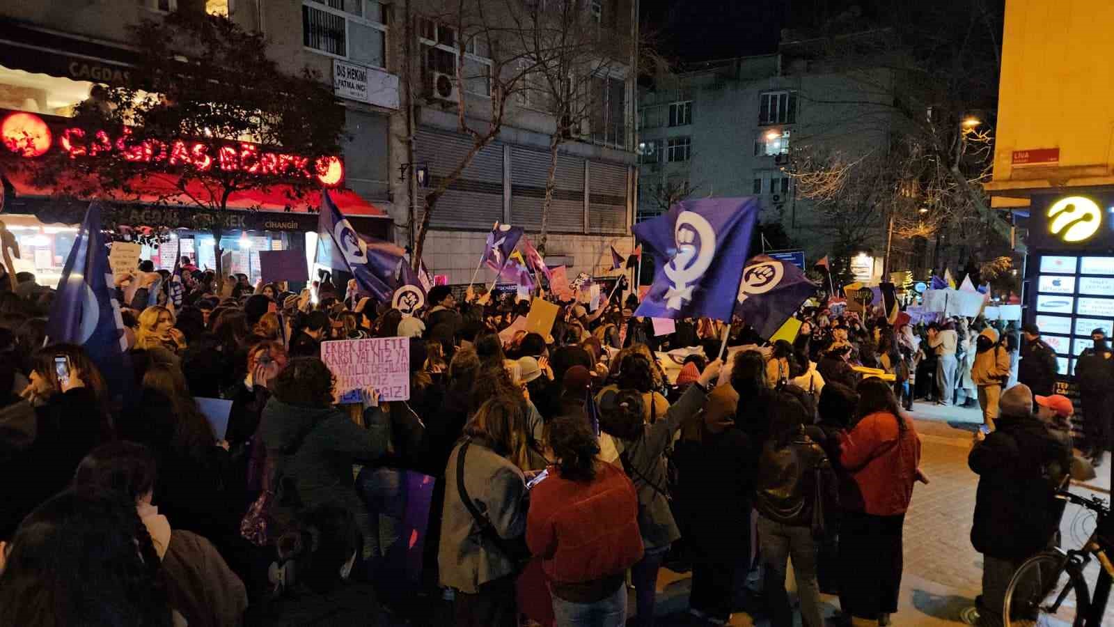 beyoglunda yasak dinlemeyen 5 gosterici gozaltina alindi 1 gkBTT6SD