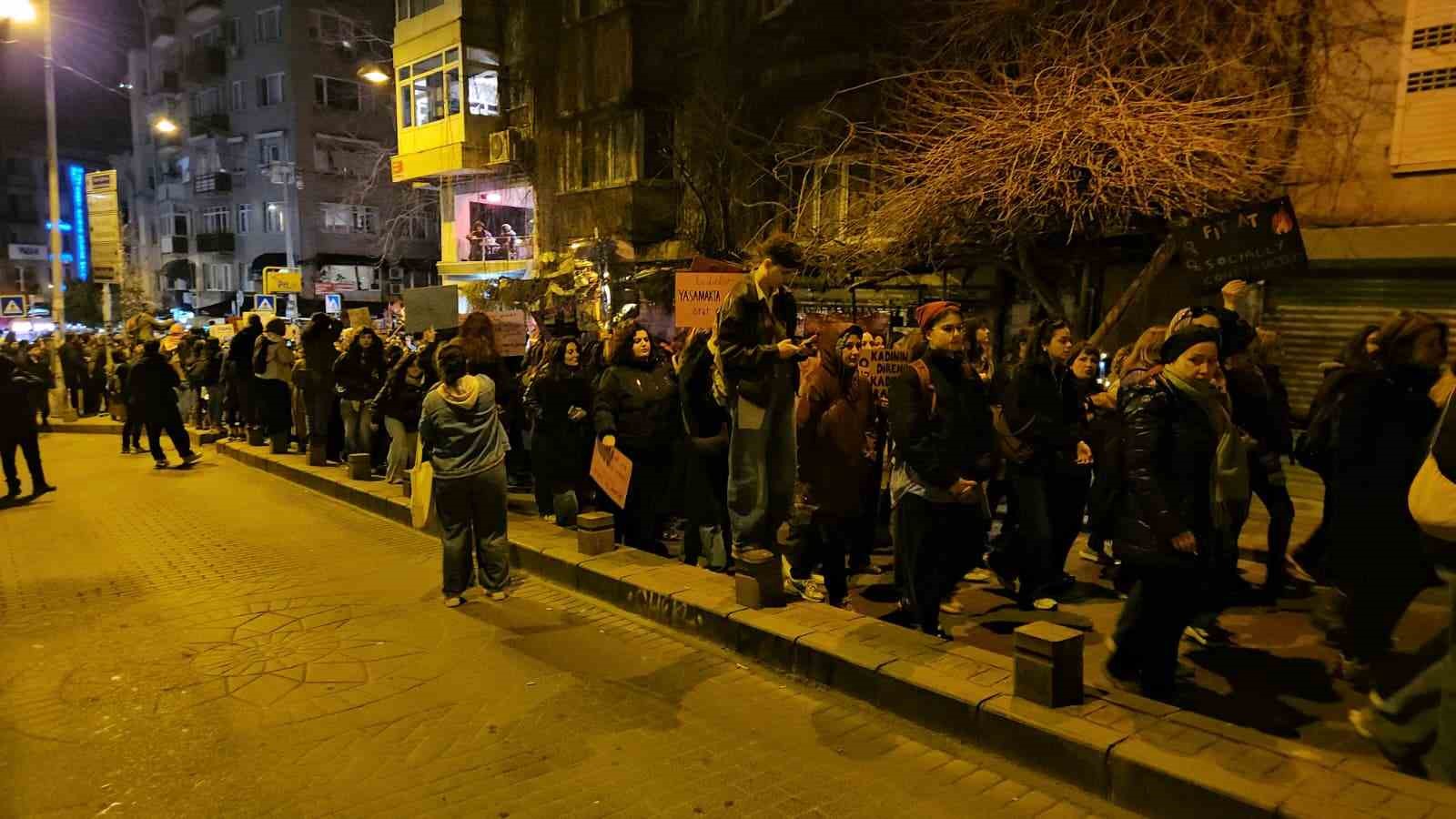 beyoglunda yasak dinlemeyen 5 gosterici gozaltina alindi 2 O6D9PDcv
