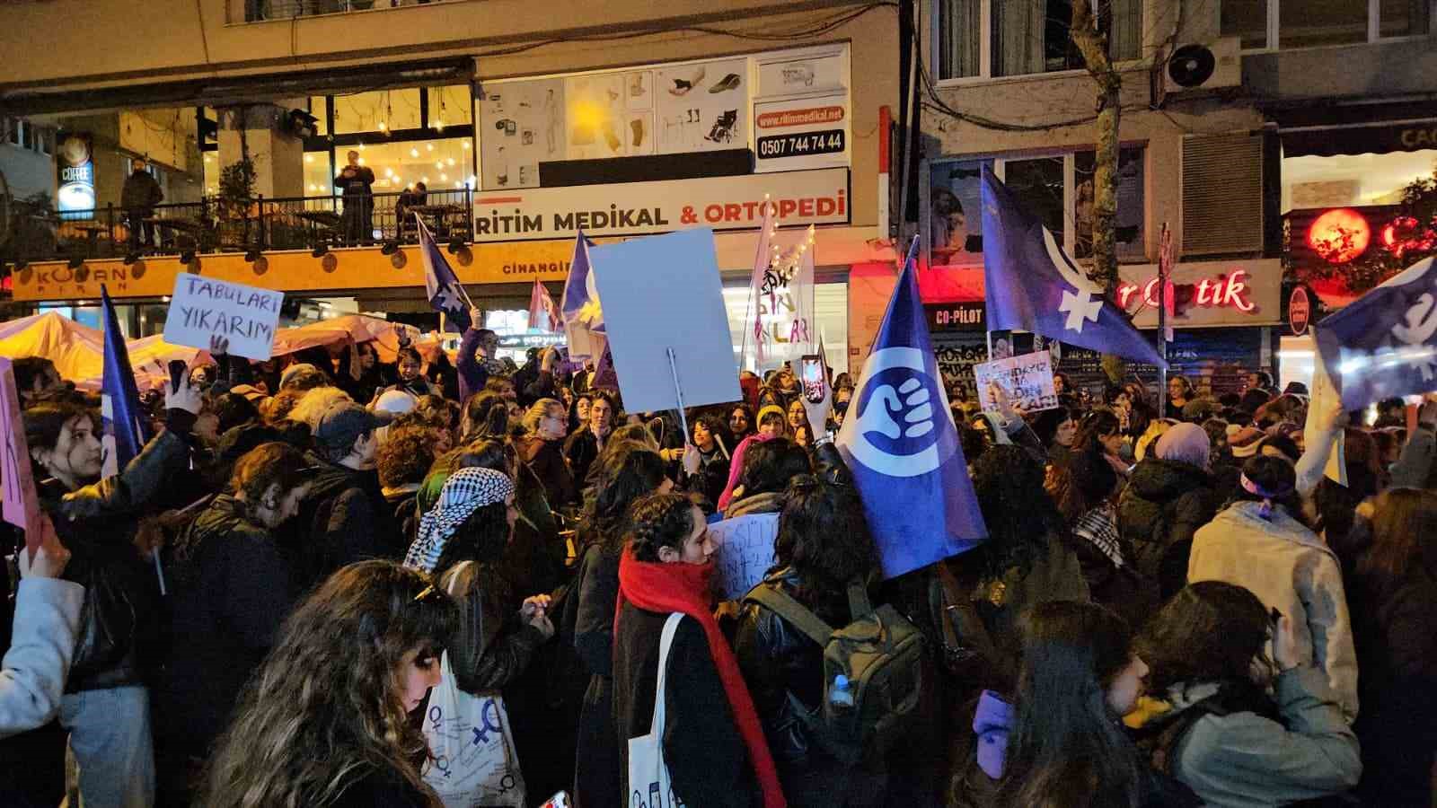 beyoglunda yasak dinlemeyen 5 gosterici gozaltina alindi 3 dZnWIc7f