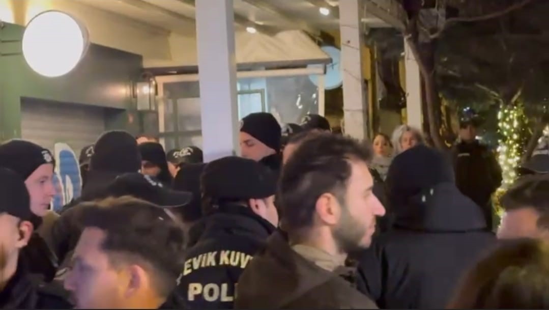 beyoglunda yasak dinlemeyen 5 gosterici gozaltina alindi 4 DBk4d7SA