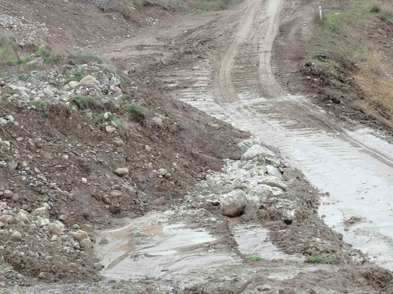 beypazari adaoren yolu heyelan nedeniyle trafige kapatildi 0 KHOfKLD3