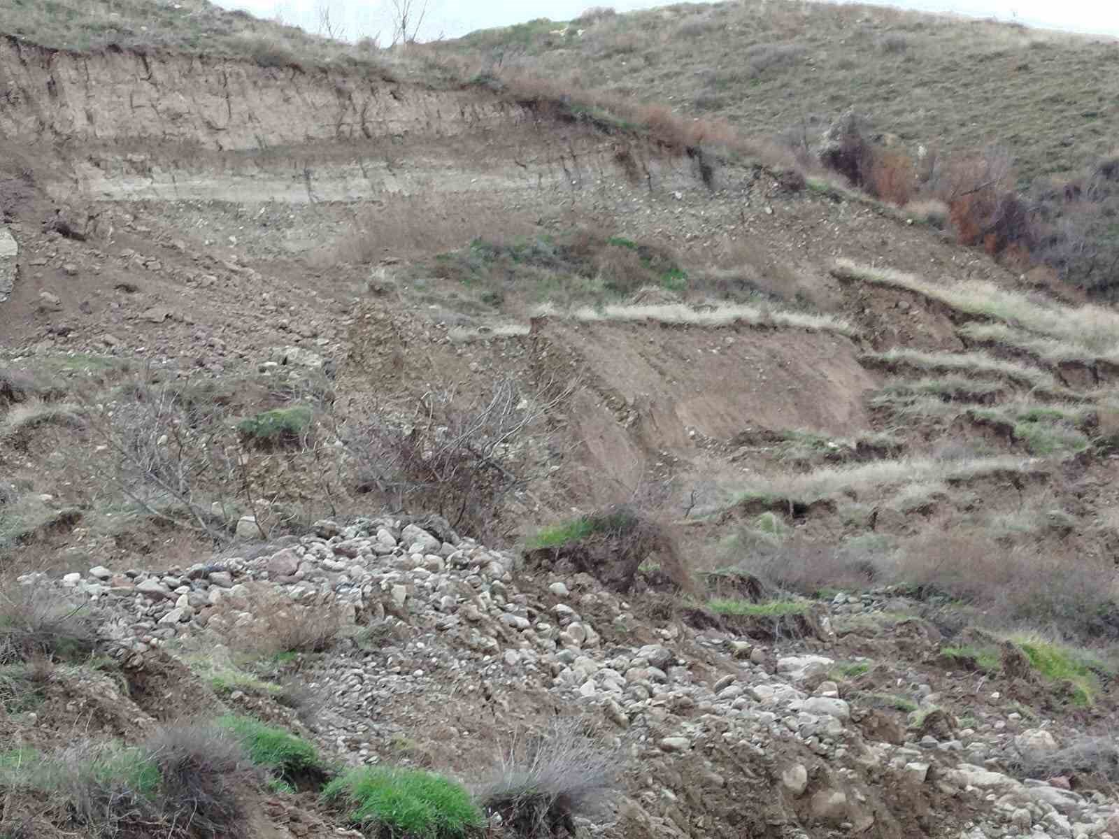 beypazari adaoren yolu heyelan nedeniyle trafige kapatildi 3 waAlPaTF