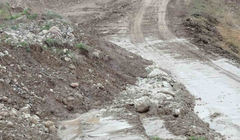 beypazari-adaoren-yolu-heyelan-nedeniyle-trafige-kapatildi-CSSSBhaj.jpg