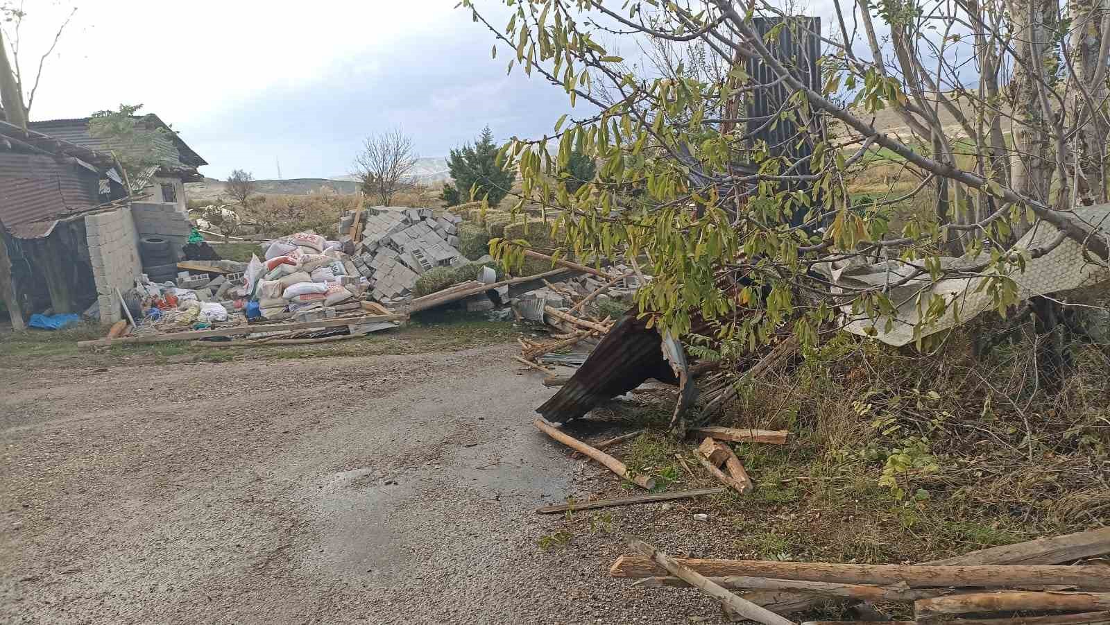 Beypazarı’nda fırtına nedeniyle ahırların çatıları uçtu 5 beypazarinda firtina nedeniyle ahirlarin catilari uctu 1