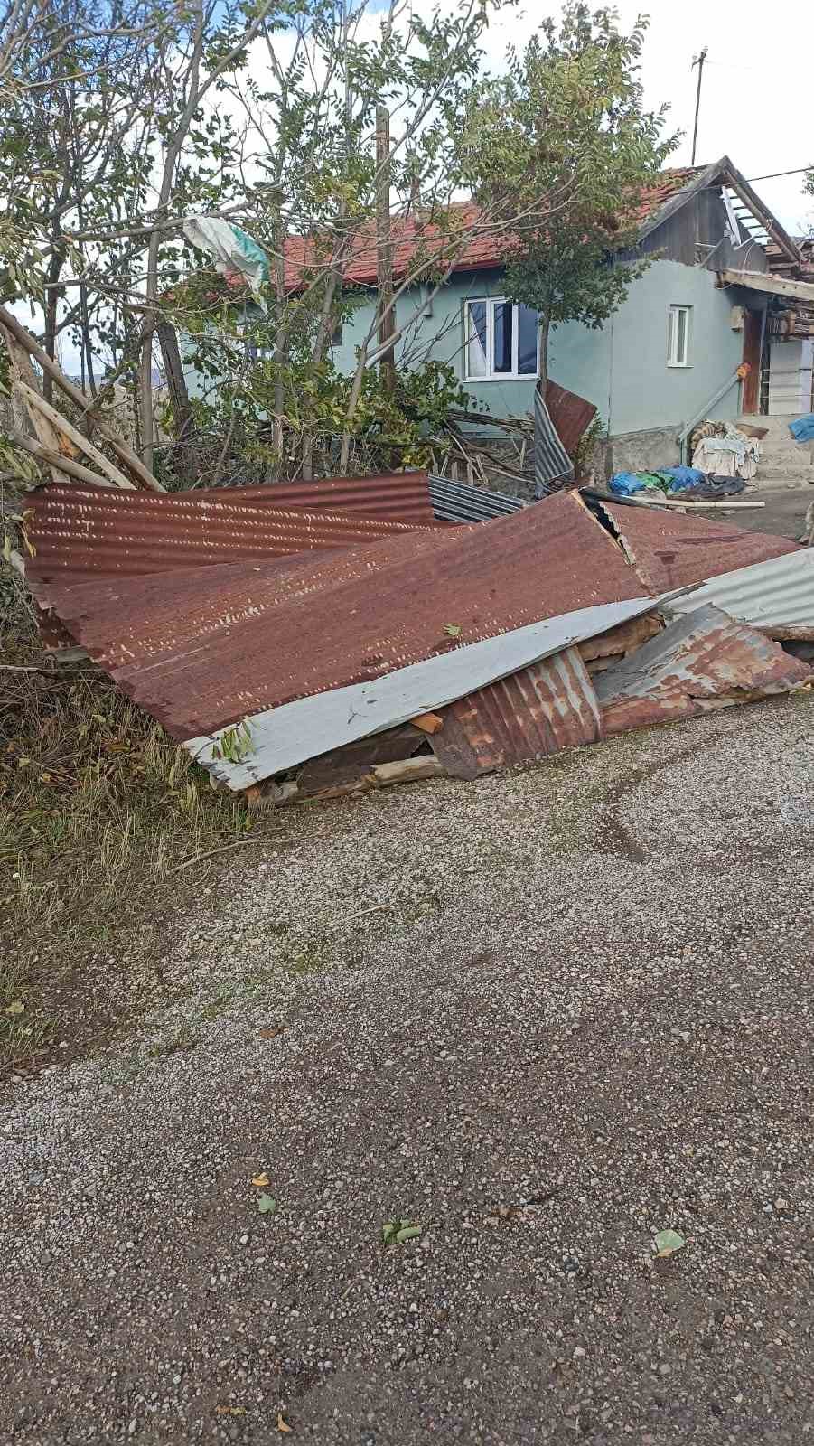 Beypazarı’nda fırtına nedeniyle ahırların çatıları uçtu 6 beypazarinda firtina nedeniyle ahirlarin catilari uctu 2 vLSmIWuX