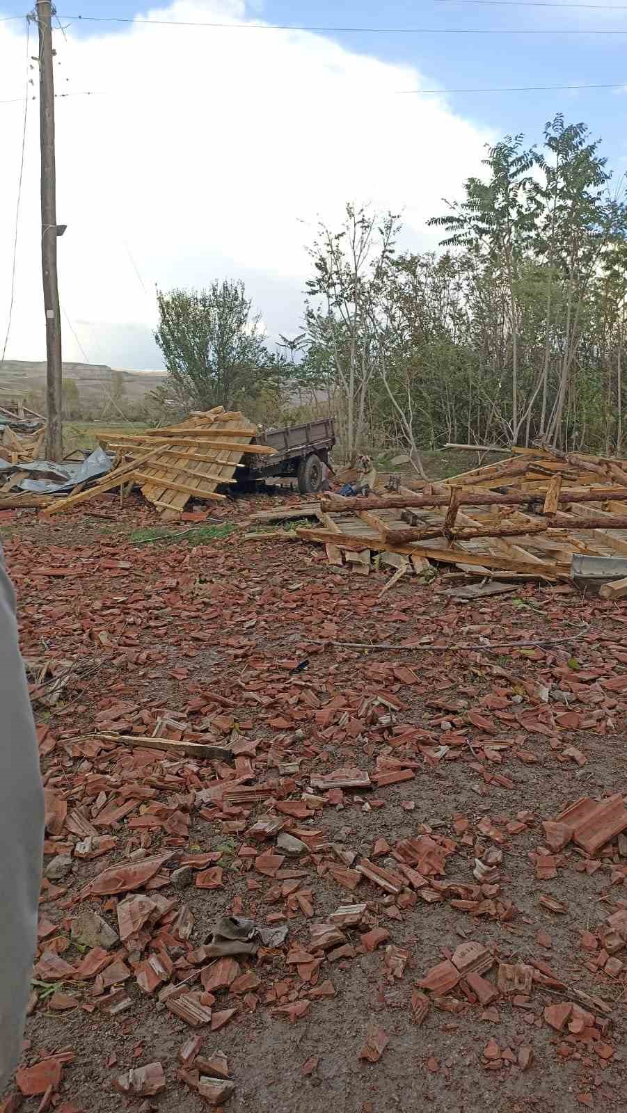 Beypazarı’nda fırtına nedeniyle ahırların çatıları uçtu 7 beypazarinda firtina nedeniyle ahirlarin catilari uctu 3 MFBLZLHj