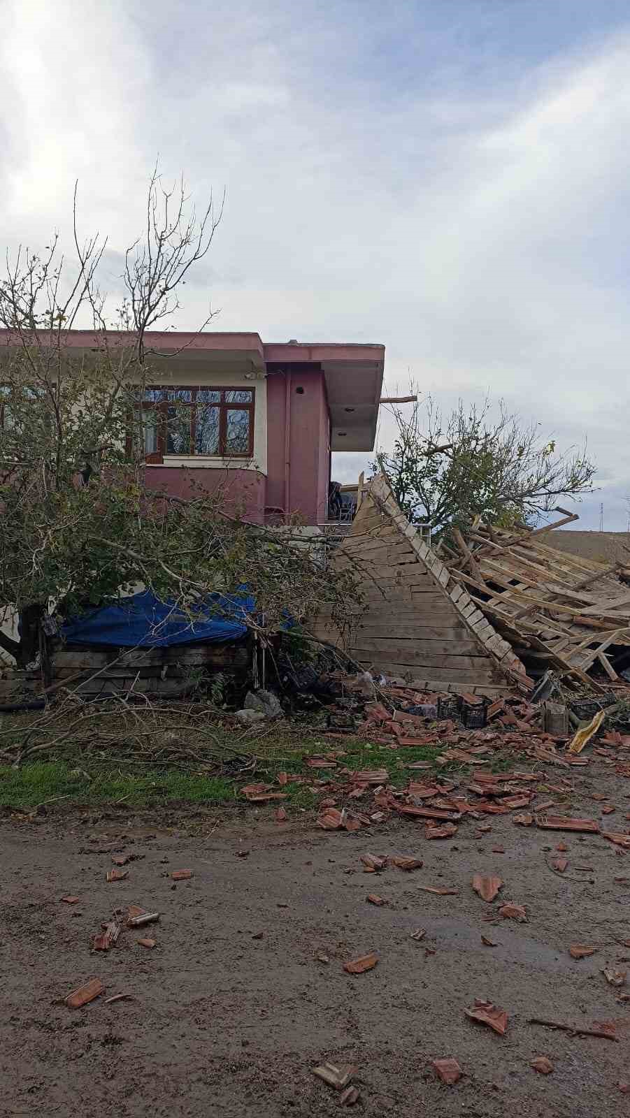 Beypazarı’nda fırtına nedeniyle ahırların çatıları uçtu 8 beypazarinda firtina nedeniyle ahirlarin catilari uctu 4 l38WGm3M