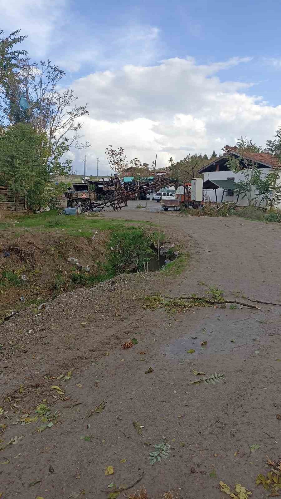 Beypazarı’nda fırtına nedeniyle ahırların çatıları uçtu 9 beypazarinda firtina nedeniyle ahirlarin catilari uctu 5