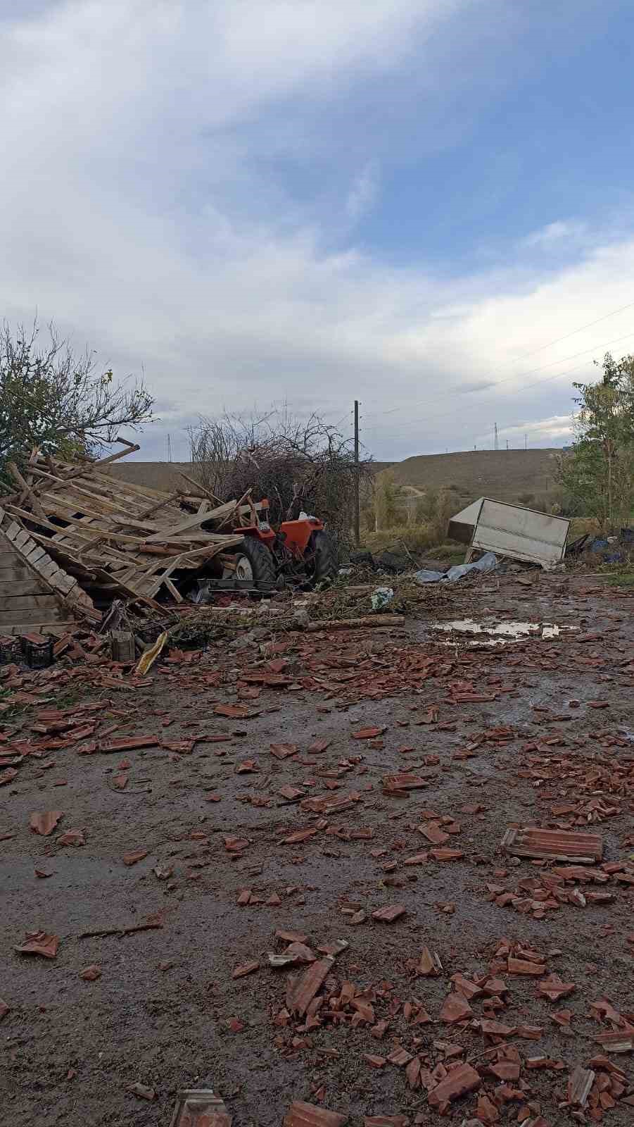 Beypazarı’nda fırtına nedeniyle ahırların çatıları uçtu 11 beypazarinda firtina nedeniyle ahirlarin catilari uctu 7 1f6jj6ru