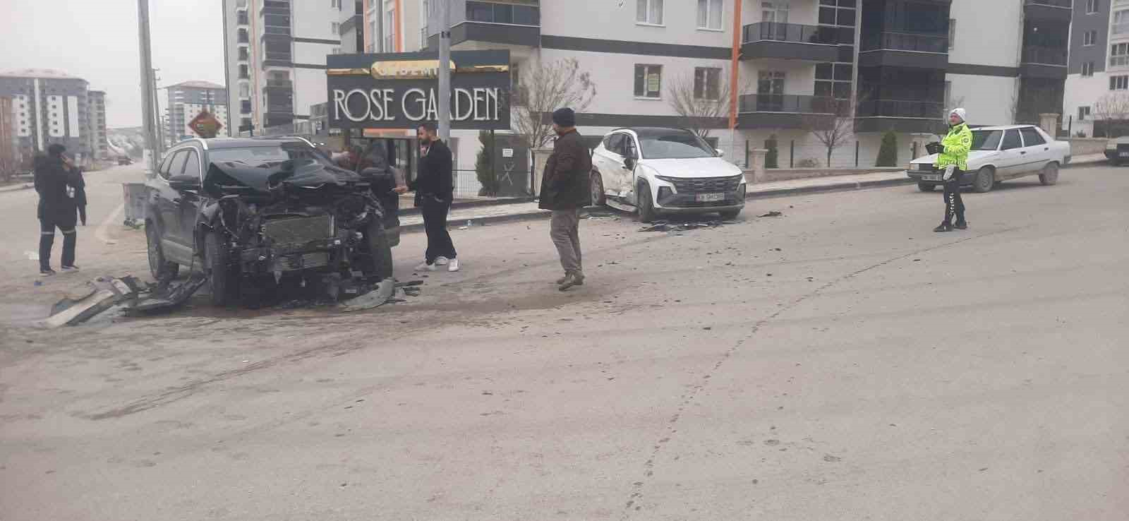 beypazarinda iki otomobilin carpismasi sonucu 3 kisi yaralandi 1