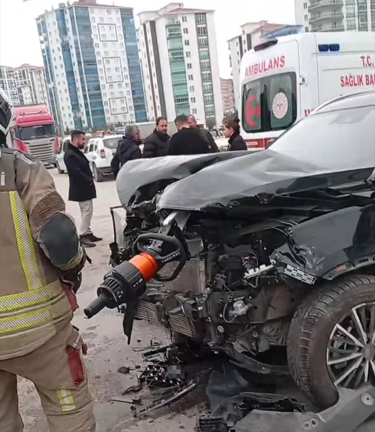 beypazarinda iki otomobilin carpismasi sonucu 3 kisi yaralandi 2 YRyYApC8