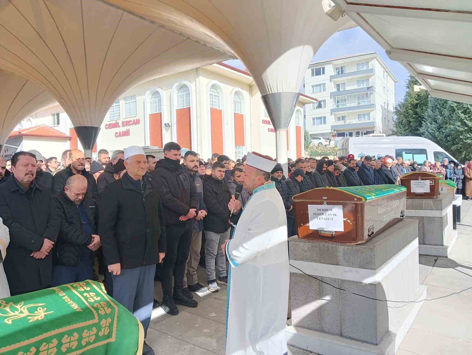 beypazarinda trafik kazasinda vefat eden cift ve bebekleri son yolculuguna ugurlandi 3 sN9vg1Lv