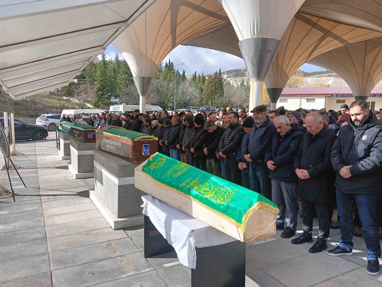 beypazarinda trafik kazasinda vefat eden cift ve bebekleri son yolculuguna ugurlandi 4 qttCPEju