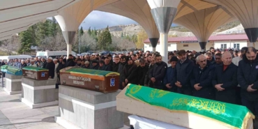 beypazarinda-trafik-kazasinda-vefat-eden-cift-ve-bebekleri-son-yolculuguna-ugurlandi-X3waVr35.jpg