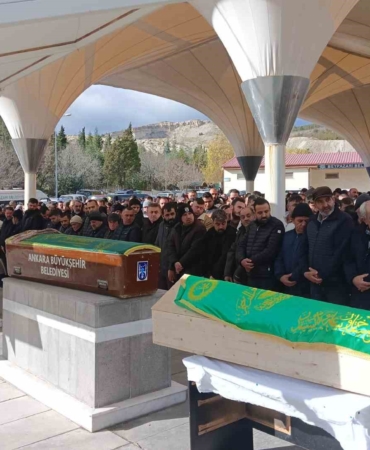 beypazarinda-trafik-kazasinda-vefat-eden-cift-ve-bebekleri-son-yolculuguna-ugurlandi-X3waVr35.jpg