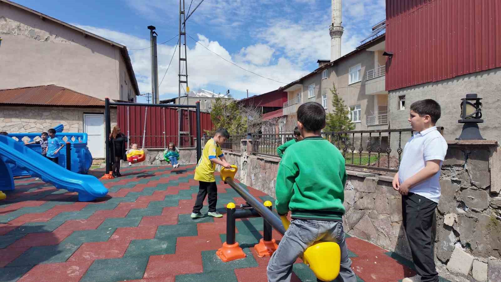 Beytüşşebap Kaymakamı Taşkıran, çocuklar için oyun parkı kurdu 5 beytussebap kaymakami taskiran cocuklar icin oyun parki kurdu 1
