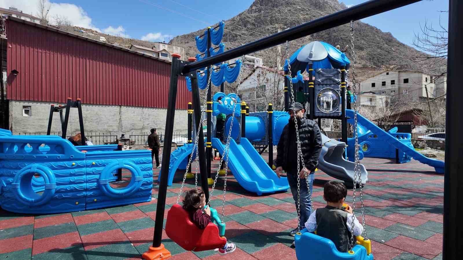 Beytüşşebap Kaymakamı Taşkıran, çocuklar için oyun parkı kurdu 6 beytussebap kaymakami taskiran cocuklar icin oyun parki kurdu 2 2ZGcGwTf