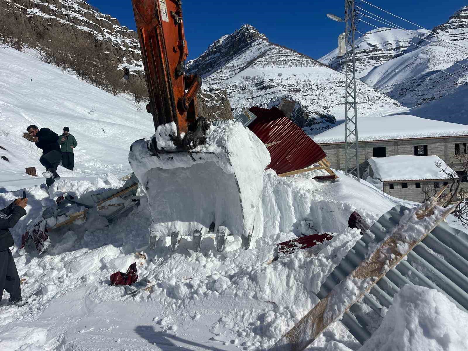 beytussebapta cig altinda kalan ev ve araba cikartildi 3 64SlNy6H