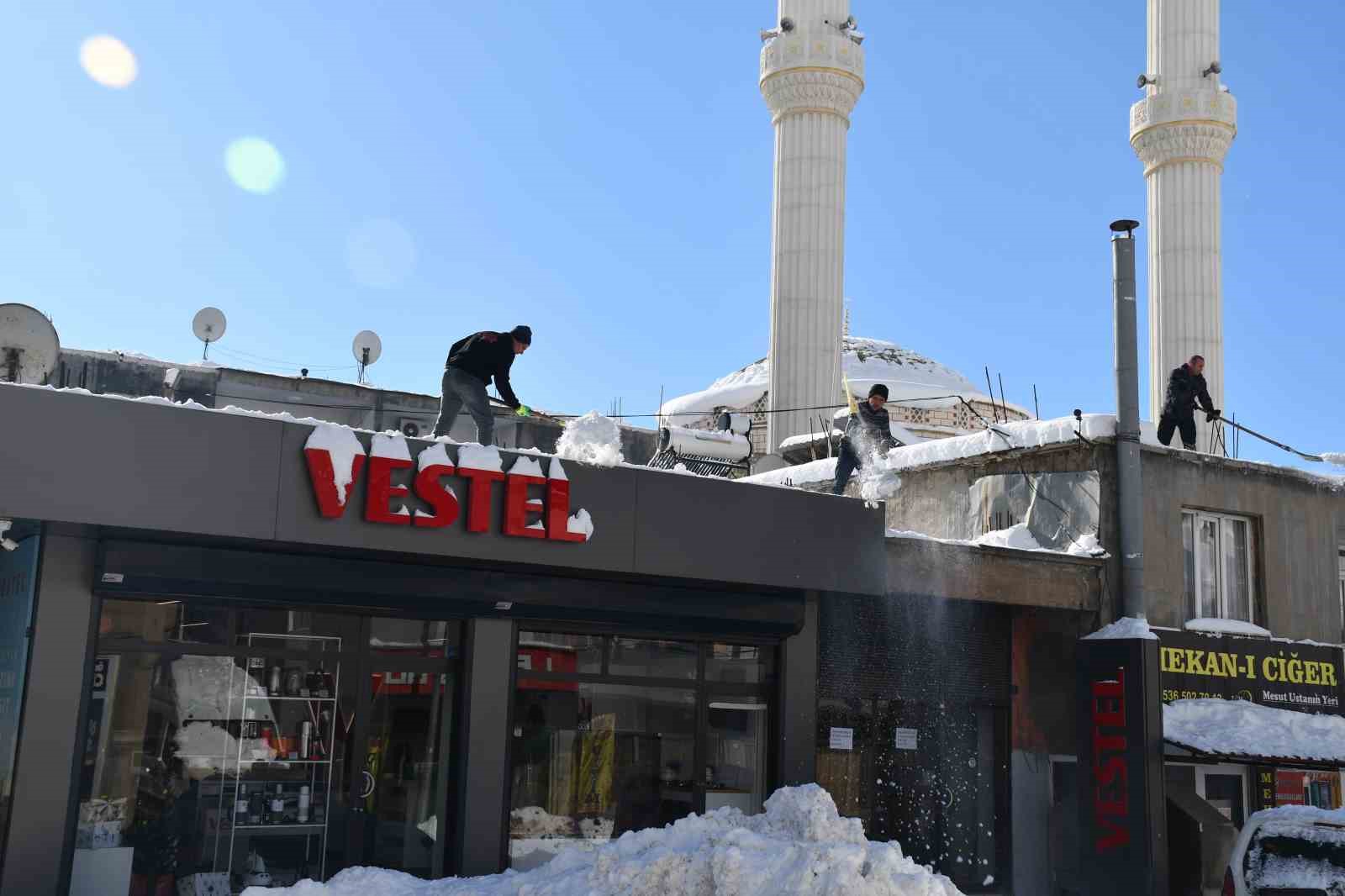beytussebapta damlarda biriken kar temizleniyor 1 5SZFNjze