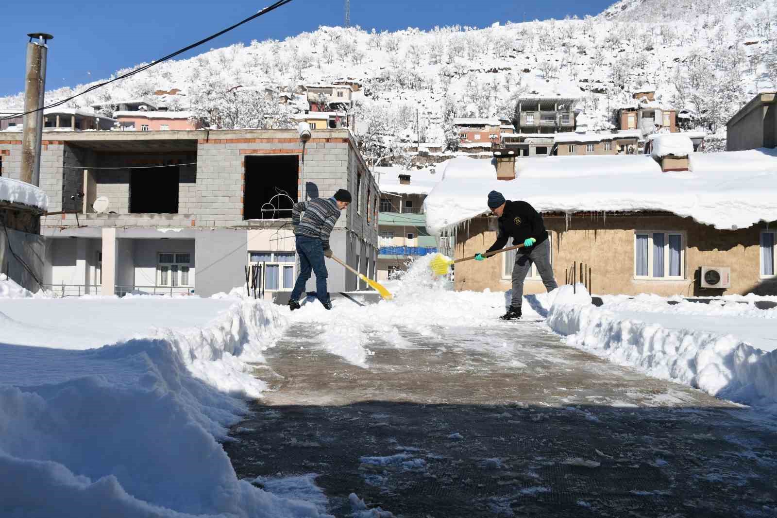 beytussebapta damlarda biriken kar temizleniyor 3 gXIZqUKe