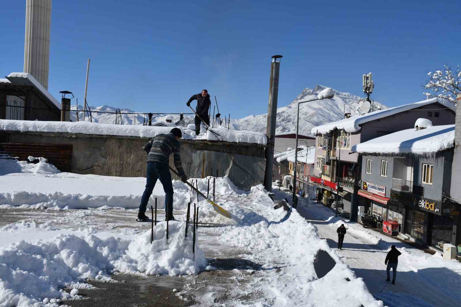 beytussebapta damlarda biriken kar temizleniyor 5 NZQ6zD9Q
