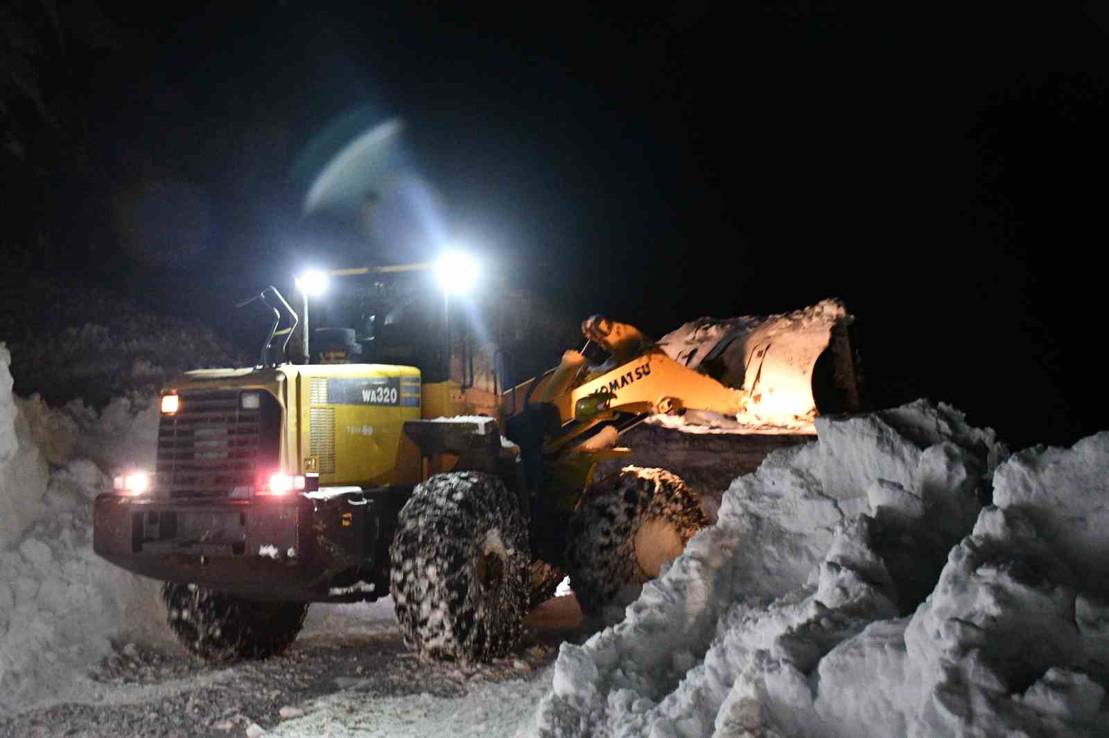 Beytüşşebap’ta kar kalınlığı 2 metreyi buldu 4 beytussebapta kar kalinligi 2 metreyi buldu 0 pHQs33pG